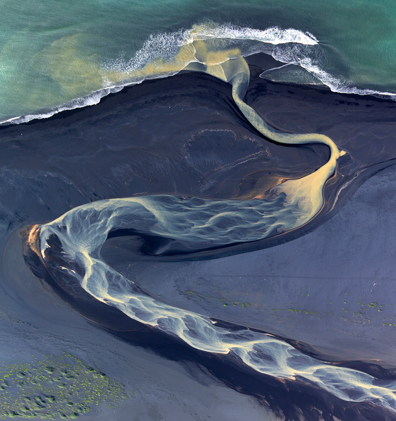 Illustration for article titled Absolutely Stunning Examples Of Lakes And Rivers With Unearthly Colors